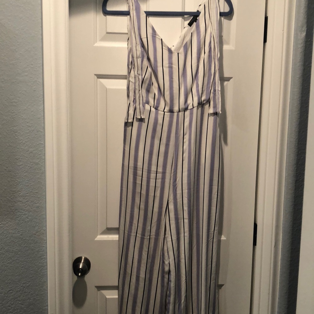 NWOT Romeo&Juliet Couture. 3/4 length jumpsuit, ties attached on shoulder.